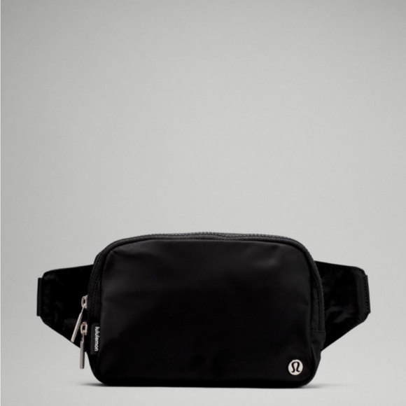 NWT Lululemon 2L Large Everywhere
Belt Bag Black - Picture 2 of 5